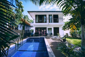 Piscina externa, espreguiçadeiras