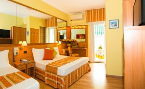 Minibar, Zimmersafe, Schreibtisch, Verdunkelungsvorhänge