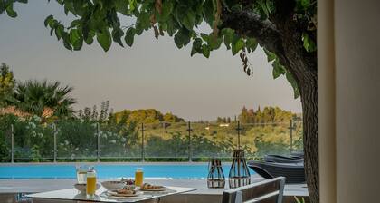 Villa on oma uima-allas ja merinäköala