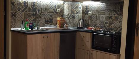 Fridge, oven, stovetop, coffee/tea maker