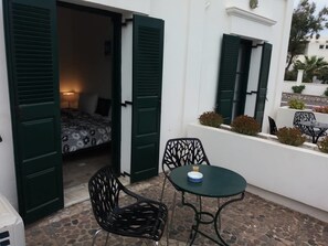 Appartement Standard, vue mer, rez-de-chaussée | 1 chambre, chambres insonorisées, fer et planche à repasser