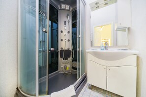 Dusche, Haartrockner, Handtücher