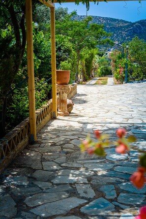 Property grounds - Marianna Cottage - Natural Beauty & Relaxation (Παλαιά Φώκαια)