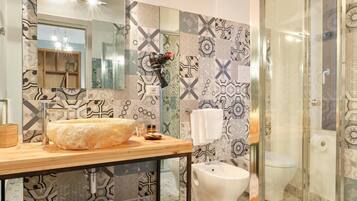 Dusche, Regendusche, kostenlose Toilettenartikel, Bidet