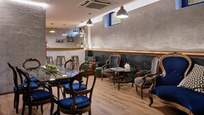 A modern dining area with a glass table, wooden chairs, and a mix of contemporary and classic chairs. - La Via Del Porto (Agropoli)