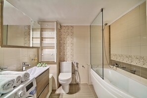 Combined shower/bathtub, jetted bath, hair dryer, towels - Modern Apartment, just 70 meters from the sea! (Ρέθυμνο)