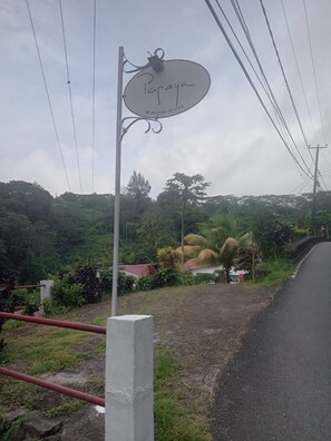 Vista frontal de la propiedad