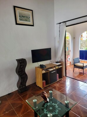 Villa básica, 3 habitaciones, vista al jardín | Área de sala de estar | Televisión de pantalla plana