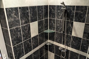 Bathroom - Large , cozy and comfortable apartment. (Велико Търново)