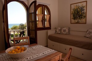 Apartemen, pemandangan laut (1st Floor Roosters) | Makan di kamar