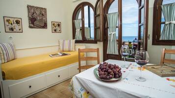 Apartment, Meerblick (2nd Floor Vineyard) | Verdunkelungsvorhänge, Bügeleisen/Bügelbrett, kostenlose Babybetten