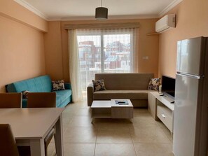 Apart Daire, Balkon, Deniz Manzaralı | Oturma alanı | Televizyon