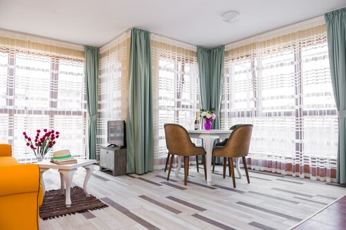 Luxury Apartment by the Sea Garden in quiet place and new building!