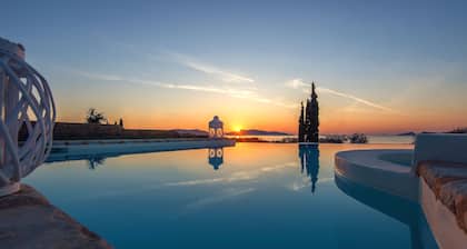 WATERFRONT VILLA DIAMOND WITH DIRECT ACCESS TO THE BEACH & PRIVATE INFINITY POOL