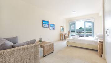 5 bedrooms, in-room safe, desk, iron/ironing board