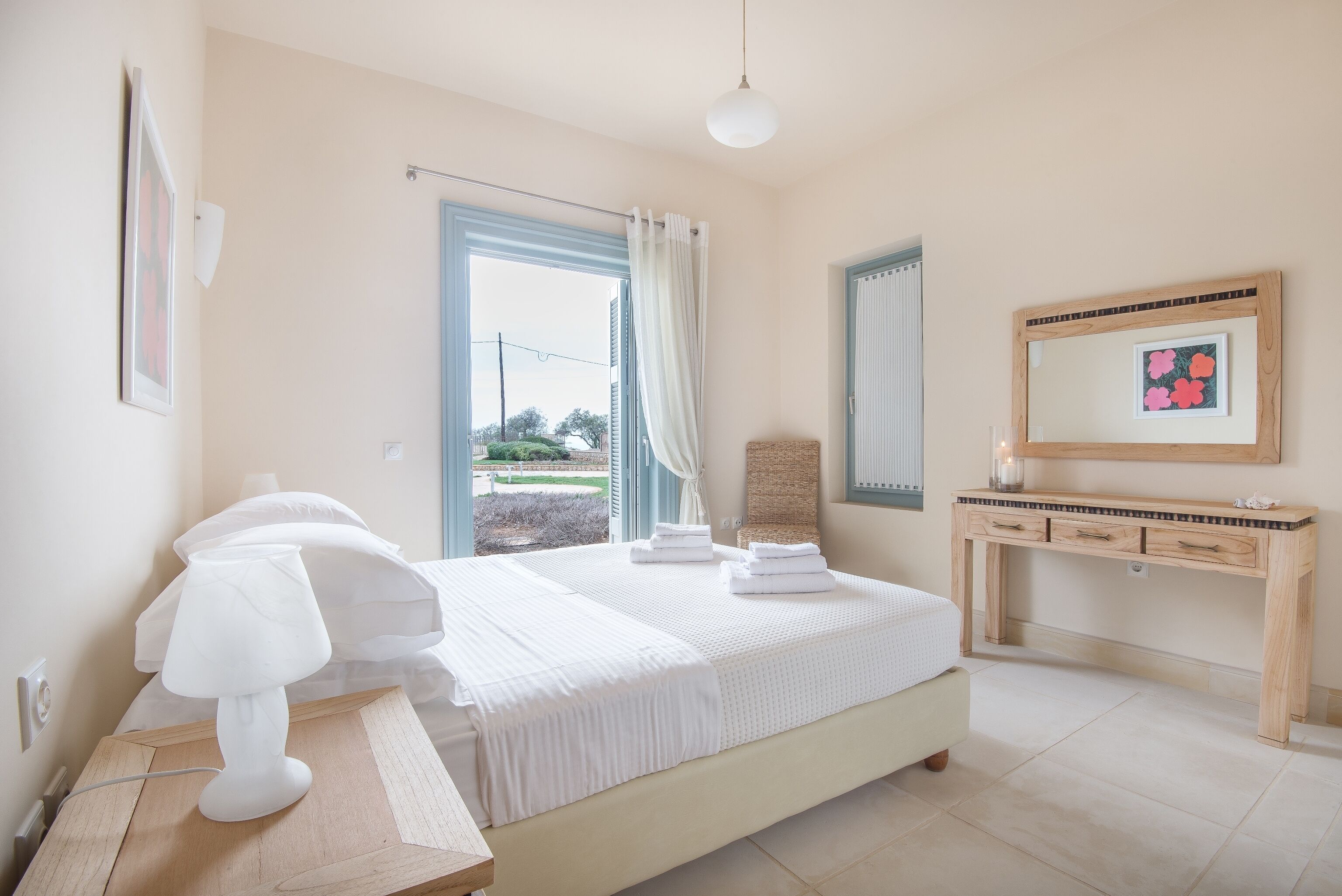 5 chambres, coffres-forts dans les chambres, bureau