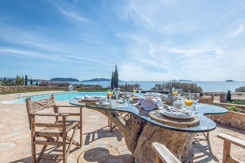 WATERFRONT VILLA DIAMOND WITH DIRECT ACCESS TO THE BEACH & PRIVATE INFINITY POOL