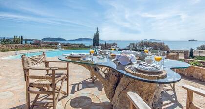 WATERFRONT VILLA DIAMOND WITH DIRECT ACCESS TO THE BEACH & PRIVATE INFINITY POOL