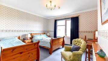 Habitación con 2 camas individuales, baño privado | 1 dormitorio, minibar, espacio para trabajar con un portátil