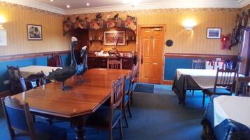 Desayuno completo gratuito y diario