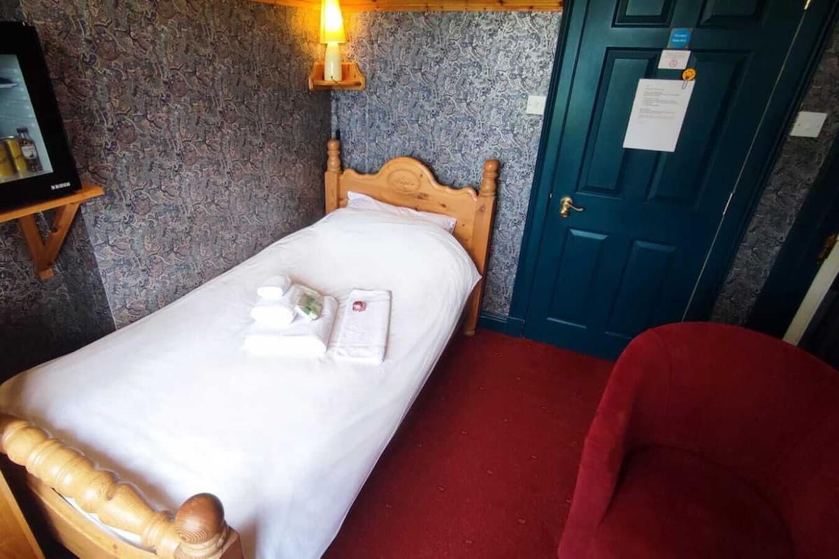 Single Room, Private Bathroom
