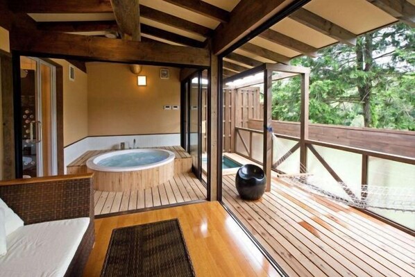 A wooden deck with a hot tub, a wicker sofa, and a large black pot. - Yumenoian Yuyakekoyake (Himeji)