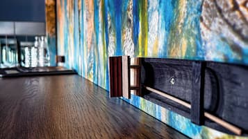 Decoración personalizada, muebles diferentes y cortinas blackout