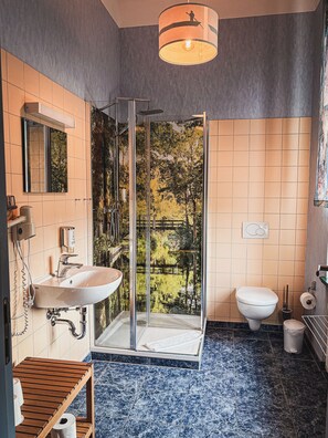 Design Double Room (Zwischen Wasser und Himmel) | Bathroom | Hair dryer, towels, soap, shampoo - Pension Spreewelten (Lübbenau/Spreewald)