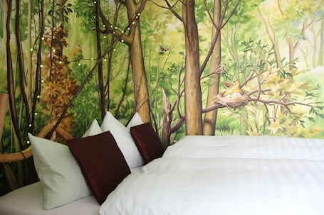 Decoración personalizada, muebles diferentes y cortinas blackout