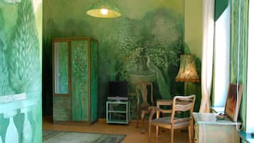 Design Double Room (Lieblingsplatz des Schlangenkönigs) | Individually decorated, individually furnished, blackout drapes