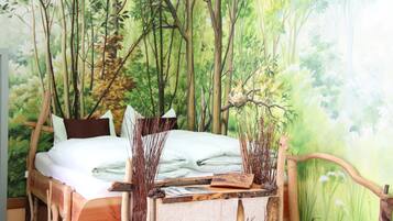 Habitación doble de diseñador (Fipfels Wipfel) | Decoración personalizada, muebles diferentes y cortinas blackout