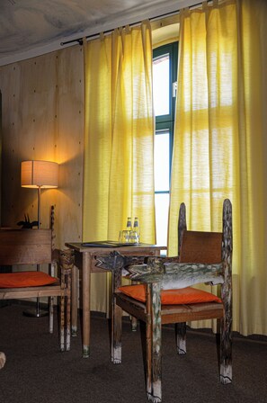Design-Doppelzimmer (Spreewald a la carte) | Individuell dekoriert, individuell eingerichtet, Verdunkelungsvorhänge
