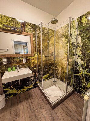 Design Double Room (Spreewald a la carte) | Bathroom | Hair dryer, towels, soap, shampoo - Pension Spreewelten (Lübbenau/Spreewald)