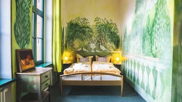 Habitación doble de diseñador (Lieblingsplatz des Schlangenkönigs) | Decoración personalizada, muebles diferentes y cortinas blackout