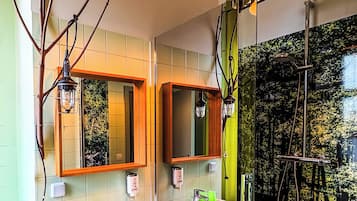 Design-Doppelzimmer (Fipfels Wipfel) | Badezimmer | Haartrockner, HandtĂŒcher, Seife, Toilettenpapier