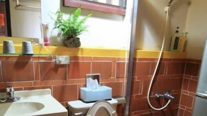 Ein Badezimmer mit Toilette, Waschbecken und Dusche.