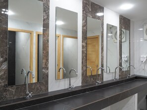 Ducha, artículos de higiene personal gratuitos y secador de pelo