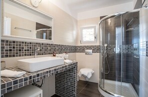 Douche, séchoir à cheveux, serviettes fournies, savon