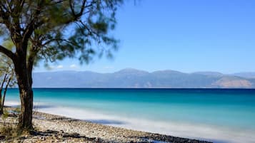 Nära stranden, solstolar och strandhanddukar