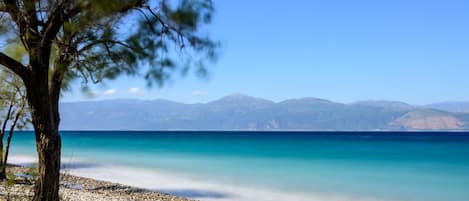 Beach nearby, sun-loungers, beach towels