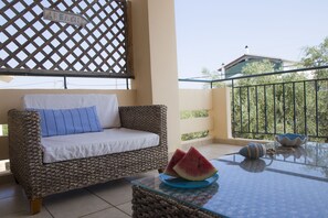Property grounds - Colorful maisonette A2 with sun terrace and pool close to the beach (Αίγιο)
