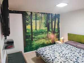 1 Schlafzimmer, Schreibtisch, Bettwäsche