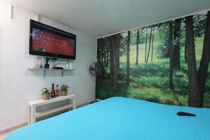 1 bedroom, desk, bed sheets - Private suite for 5-6 people (03) (גדרה)