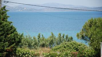 Sulla spiaggia, lettini da mare