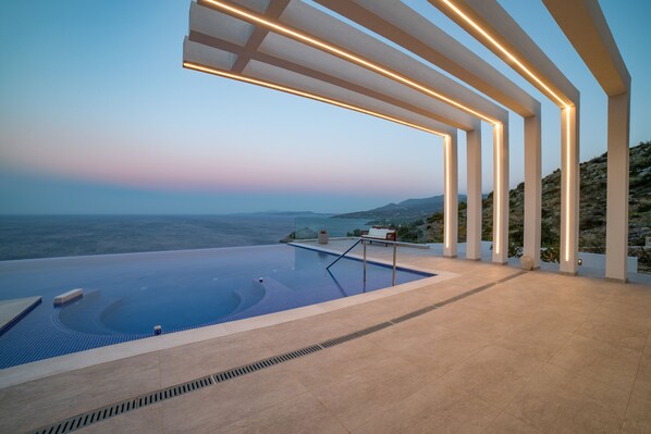 Ulkouima-allas, aurinkotuoleja