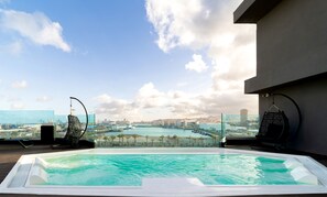 A rooftop pool with a city view, including a port and buildings. - Hotel Puerto de La Luz by Pierre and Vacances (Las Palmas de Gran Canaria)