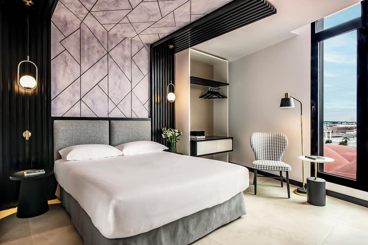 Business Double Room | Minibar, in-room safe, desk, laptop workspace