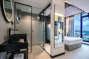 Business Double Room, Sea View | Bathroom | Shower, rainfall showerhead, free toiletries, hair dryer