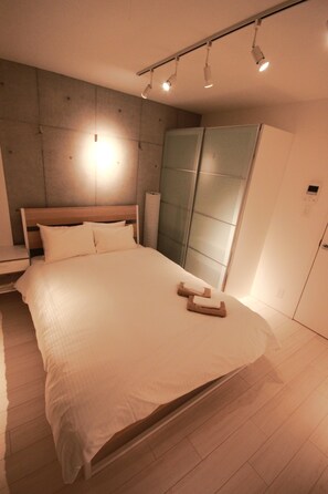 1 slaapkamer, een strijkplank/strijkijzer, gratis wifi, beddengoed