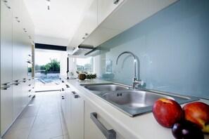 Fridge, microwave, oven, stovetop - Seametry Villa (Νεροκουρος)